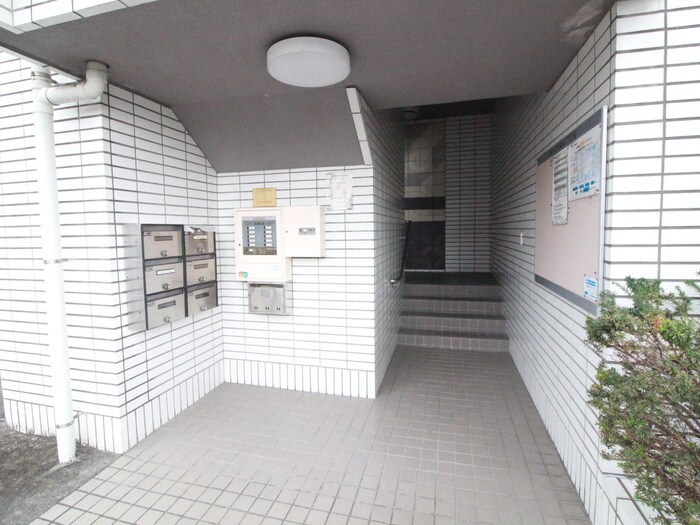 物件外観写真4　(エントランス部分)