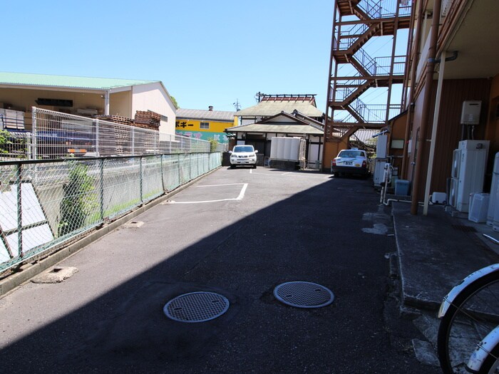 物件外観写真5　(駐車場)