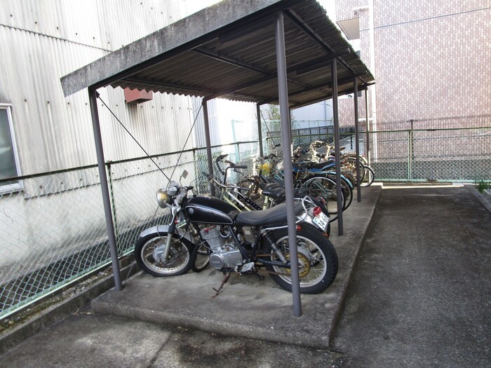 物件外観写真4　(駐輪場)