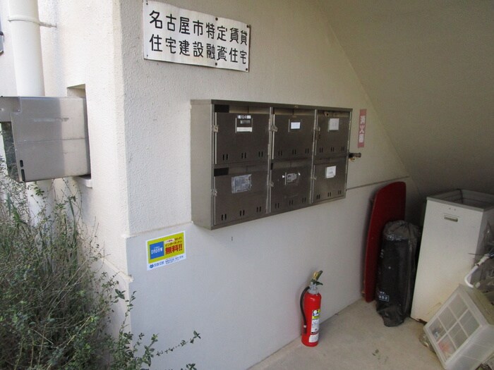 物件外観写真5　(エントランス部分)