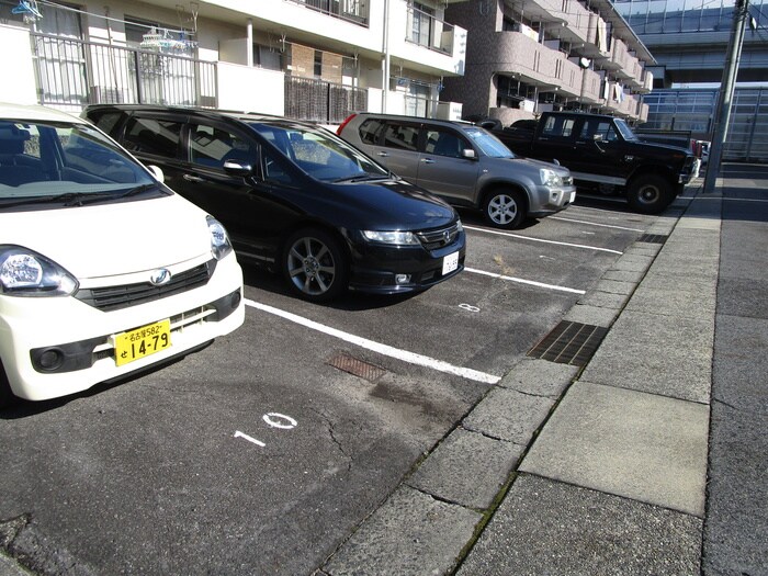 物件外観写真6　(駐車場)