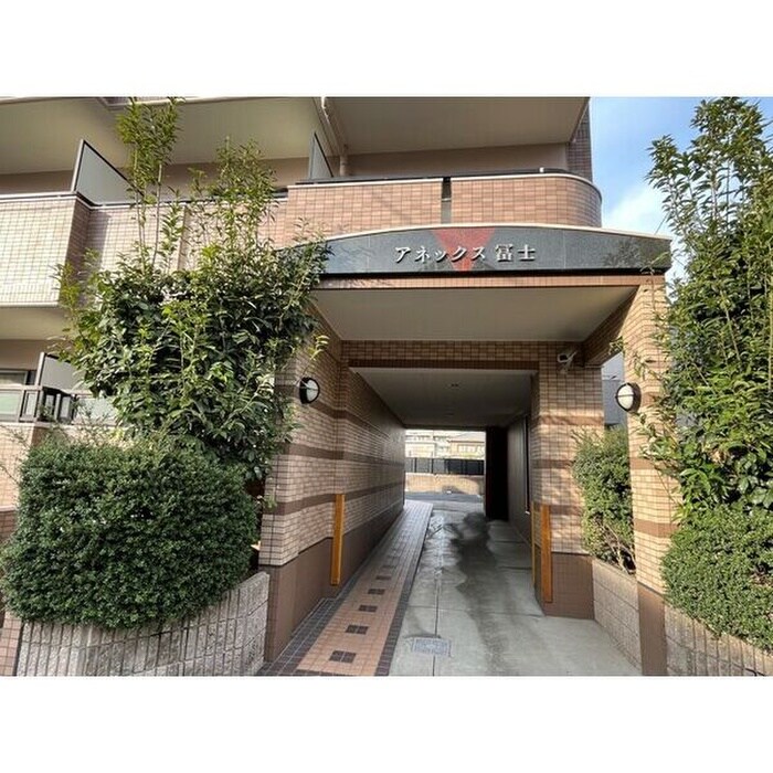 物件外観写真3　(エントランス部分)