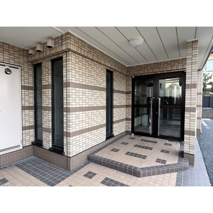 物件外観写真4　(エントランス部分)