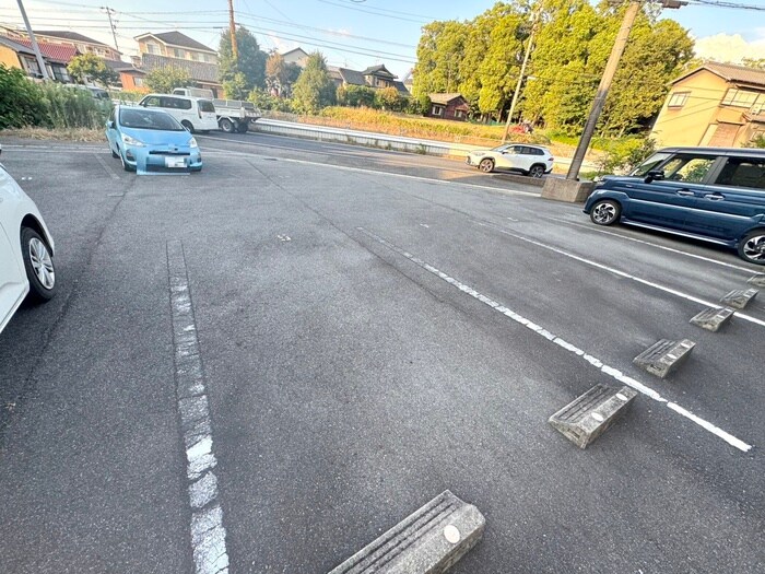 物件外観写真3　(駐車場)