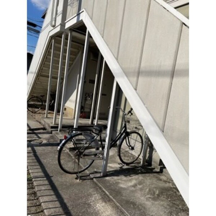 物件外観写真2　(駐輪場)