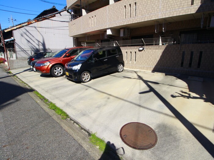 物件外観写真3　(駐車場)