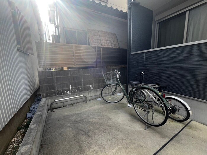 物件外観写真2　(駐輪場)