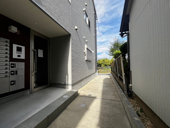 物件外観写真4　(エントランス部分)