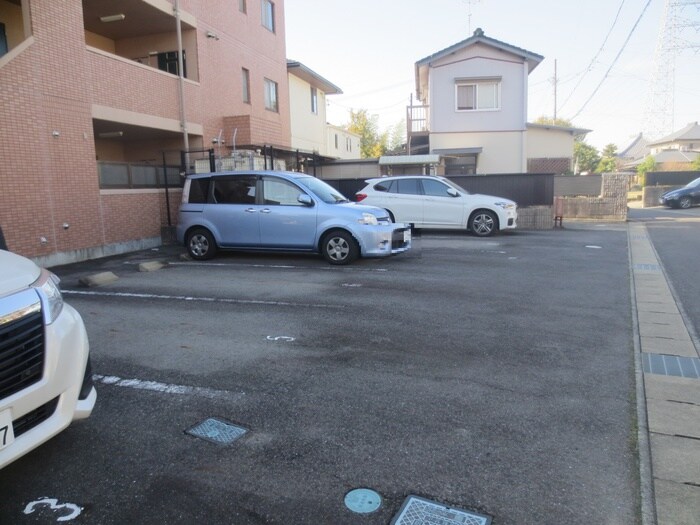 物件外観写真5　(駐車場)