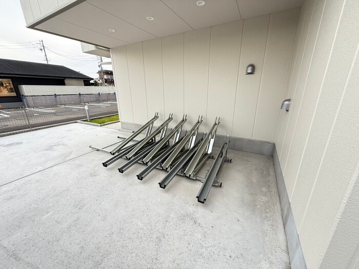 物件外観写真4　(駐輪場)