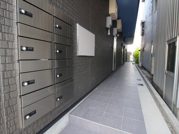 物件外観写真3　(エントランス部分)