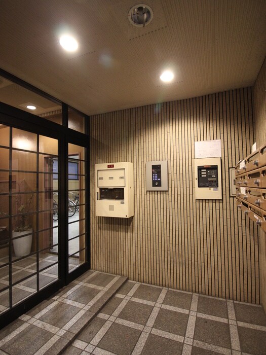 物件外観写真6　(エントランス部分)