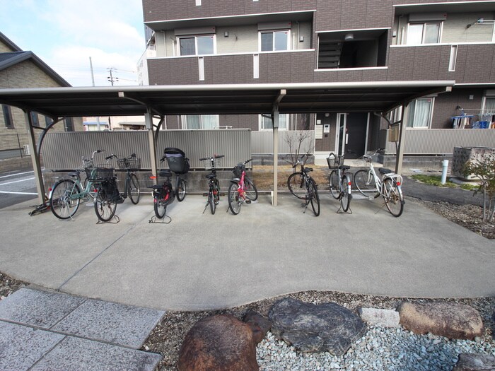 物件外観写真4　(駐輪場)