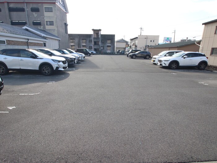 物件外観写真5　(駐車場)
