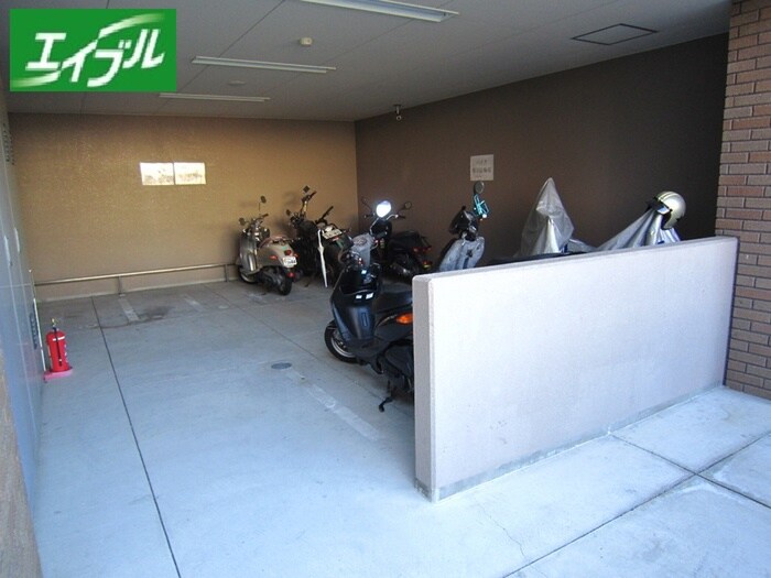 物件外観写真5　(バイク置き場)