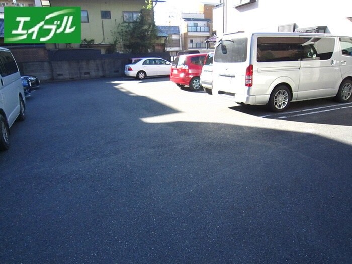 物件外観写真6　(駐車場)