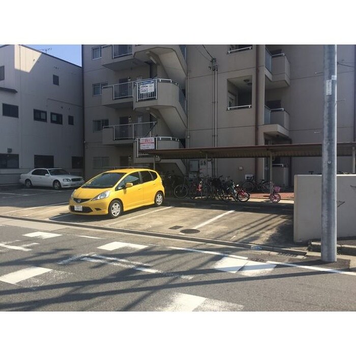 物件外観写真5　(駐車場)