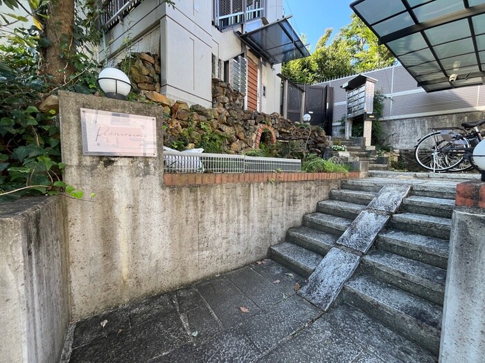 物件外観写真4　(エントランス部分)