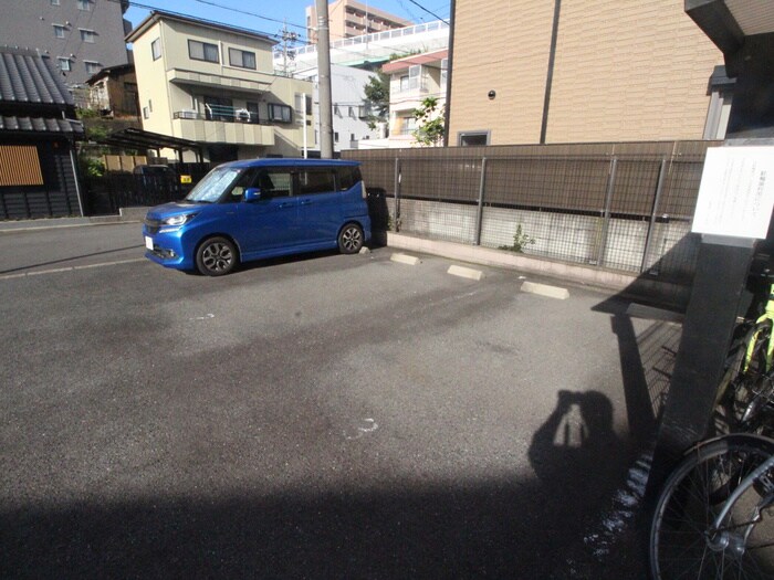 物件外観写真5　(駐車場)