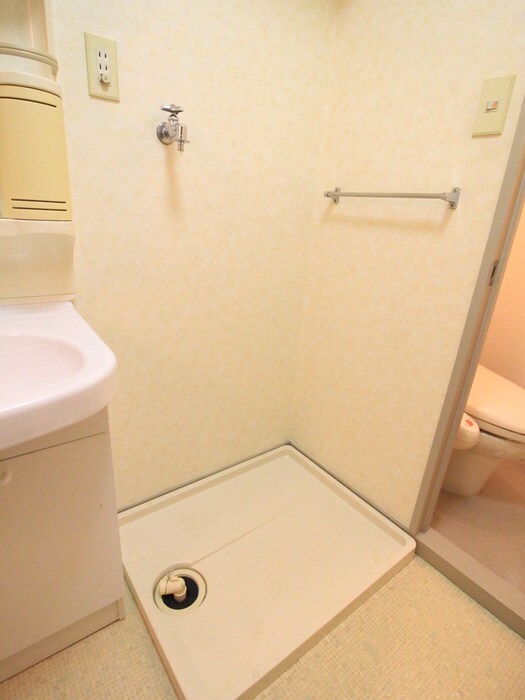 物件内観写真12　(洗濯機置場)