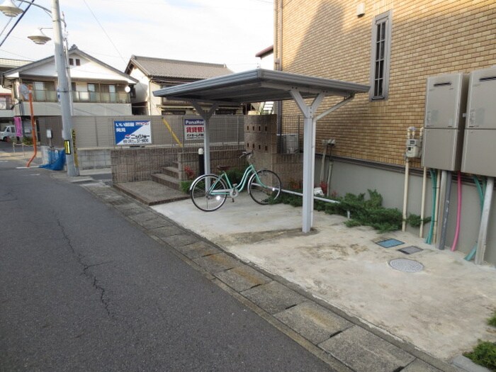 物件外観写真2　(駐輪場)