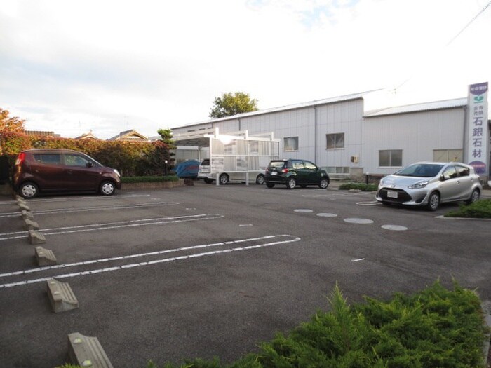 物件外観写真4　(駐車場)