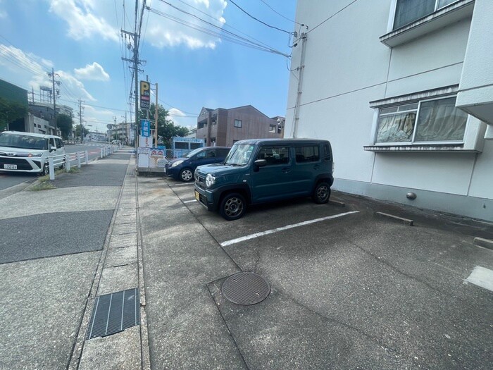 物件外観写真2　(駐車場)