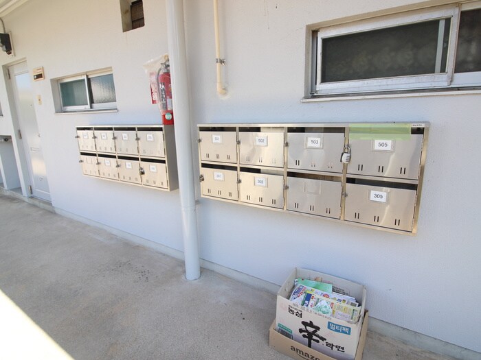 物件外観写真3　(エントランス部分)