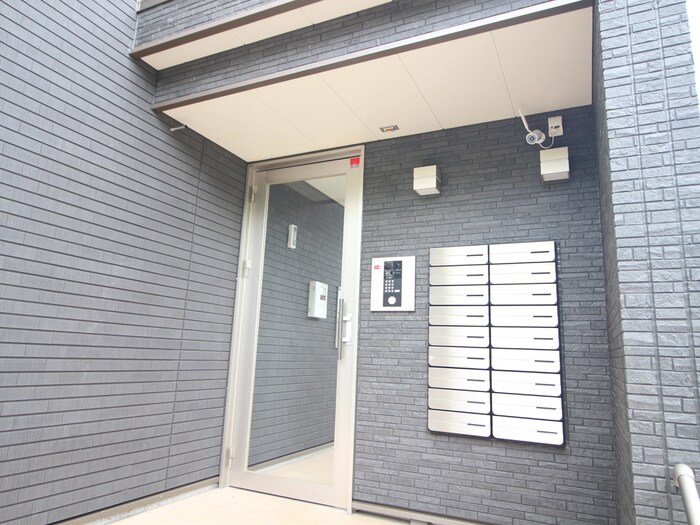 物件外観写真2　(エントランス部分)
