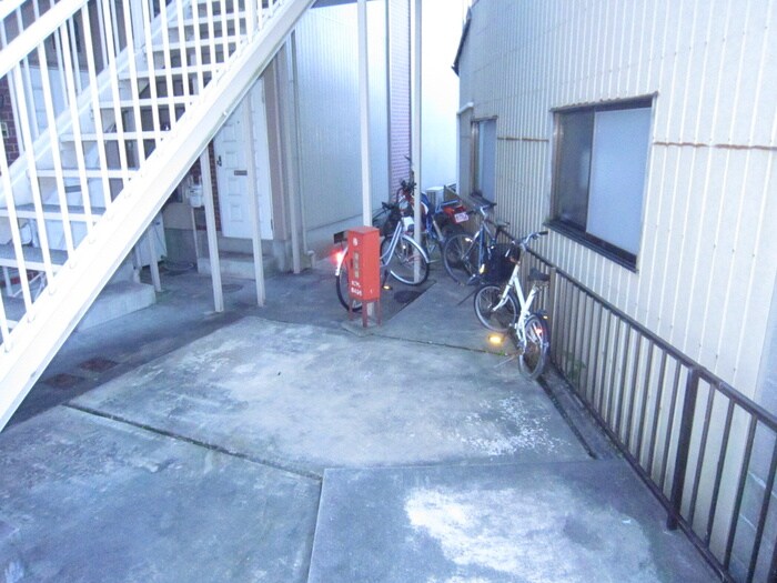 物件外観写真3　(駐輪場)