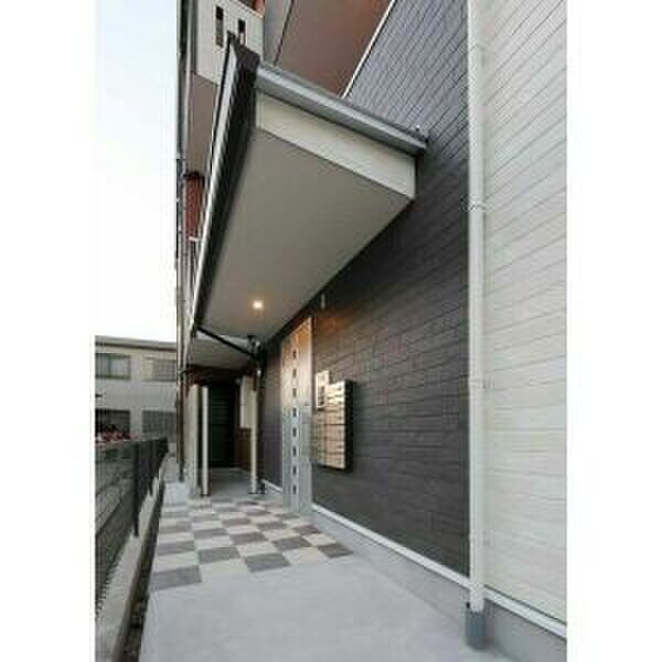 物件外観写真3　(エントランス部分)