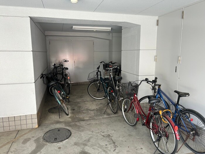 物件外観写真4　(駐輪場)