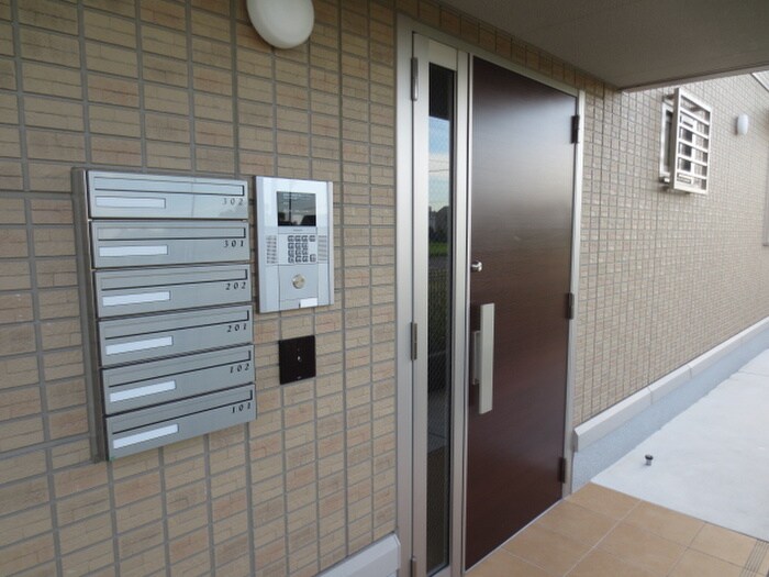 物件外観写真2　(エントランス部分)