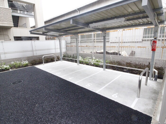 物件外観写真5　(バイク置き場)