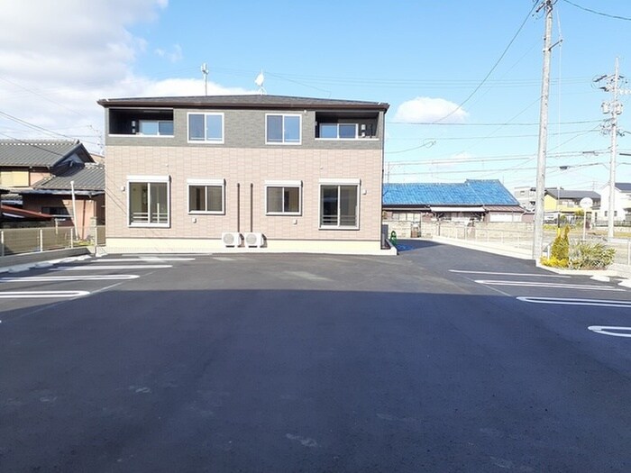 物件外観写真3　(駐車場)