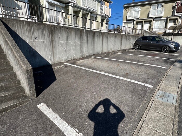 物件外観写真4　(駐車場)