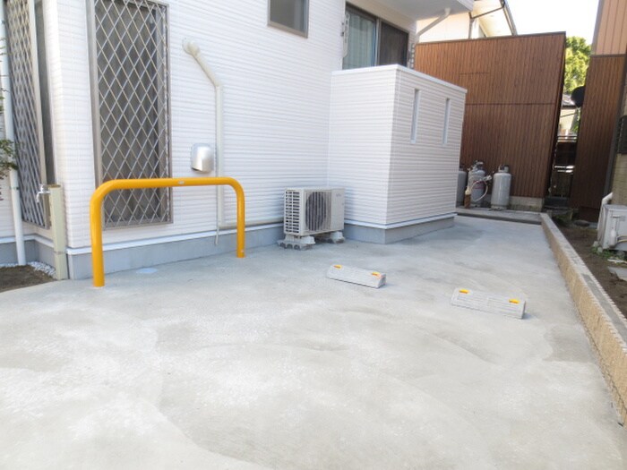 物件外観写真6　(駐車場)