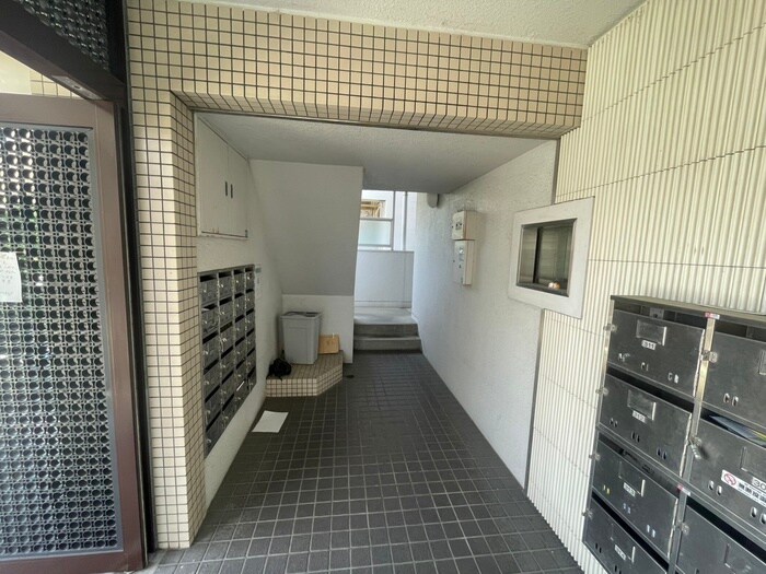 物件外観写真5　(エントランス部分)