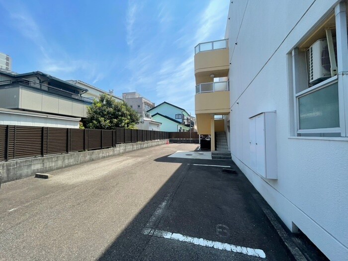 物件外観写真6　(駐車場)