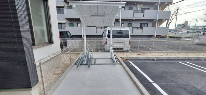 物件外観写真2　(駐輪場)