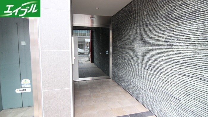 物件外観写真6　(エントランス部分)