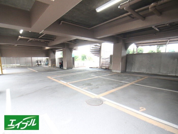 物件外観写真3　(駐車場)