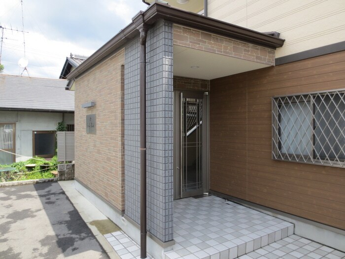 物件外観写真2　(エントランス部分)