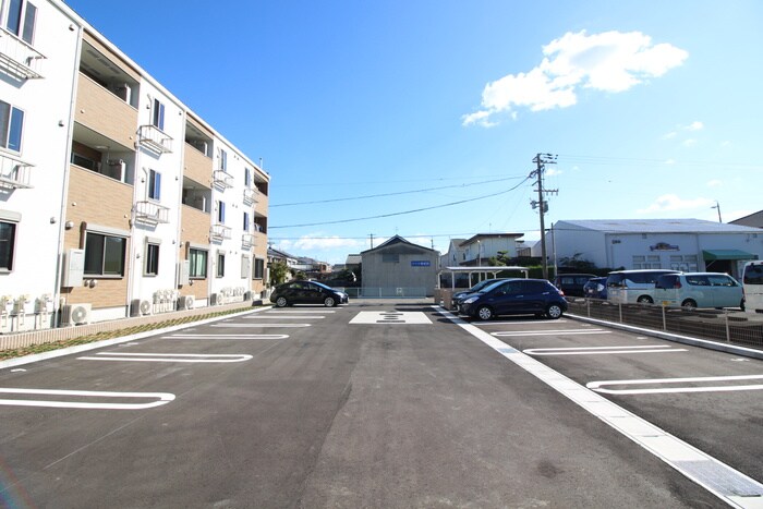物件外観写真3　(駐車場)