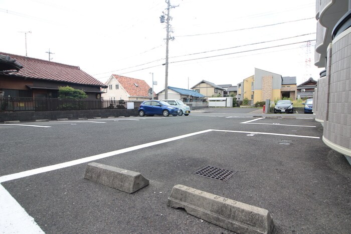 物件外観写真4　(駐車場)