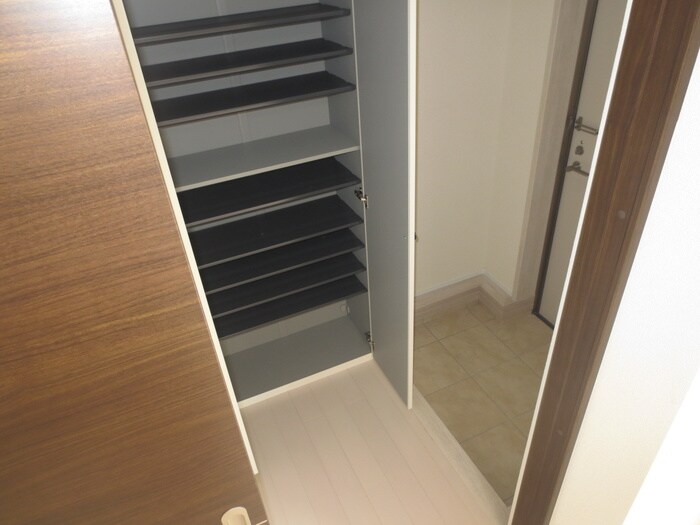 物件内観写真4　(玄関)