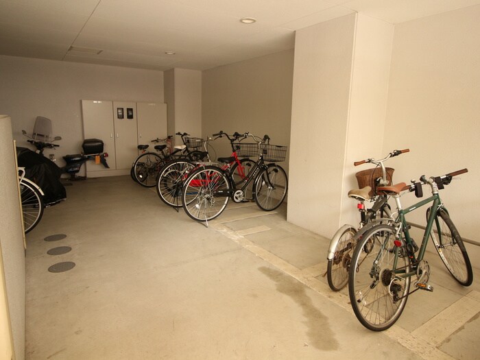 物件外観写真4　(駐輪場)