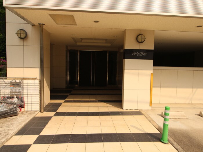 物件外観写真5　(エントランス部分)