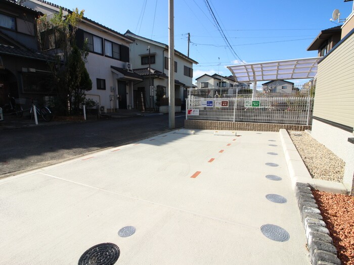 物件外観写真2　(駐車場)