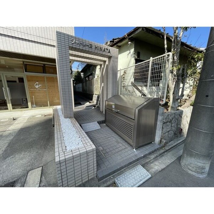 物件外観写真4　(エントランス部分)